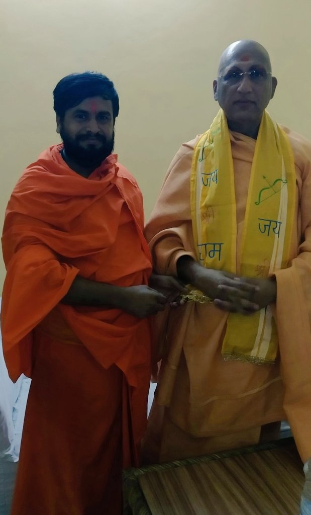 divyabharatt's tweet photo. पूज्य संत महामहामंडलेश्वर जूना अखाड़ा स्वामी अवधेशानंद गिरी  जी  का राम नाम के पटके से अवध की पवित्र भूमि  पर अभिनन्दन करते हुये पूज्य @swamimaheshyogi  जी।

#AvdheshanandG | #AyodhyaRamMandir | #Ayodhya | #SwamiMaheshYogi https://t.co/nXdjhGQTnS
