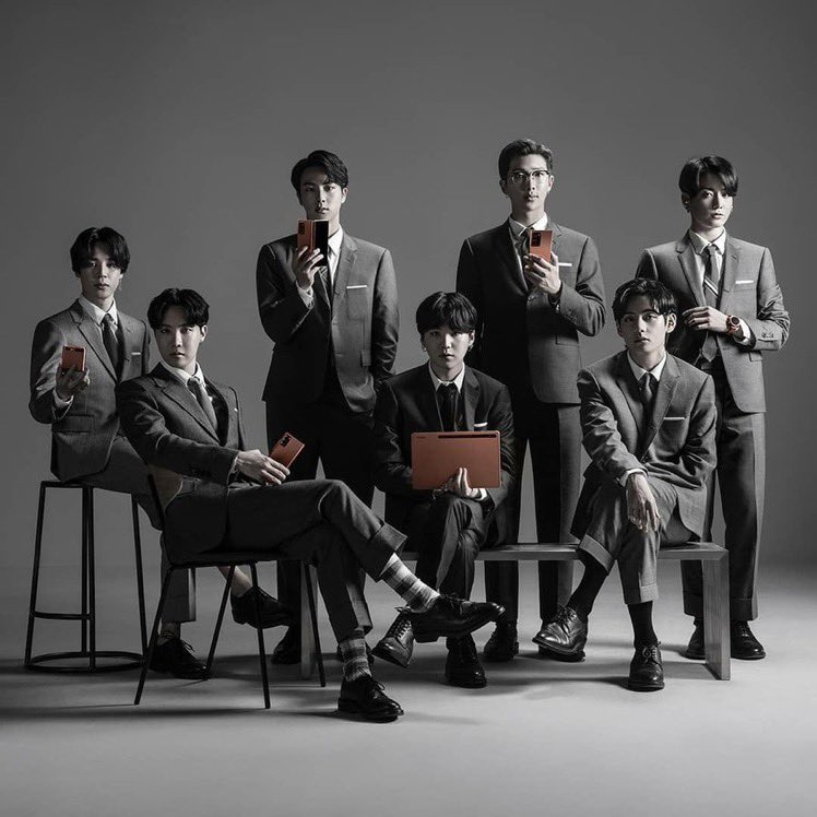 jeonsfck's tweet photo. Os patrões exalando poder só de fazer propaganda de um fucking celular... isso é o que eu chamo de elegância meu amigos...🗣️
// #SamsungEventNG #SamsungMembers #SamsungUnpacked #BTS #SamsungEvent @BTS_twt https://t.co/mX3KSfVtrY
