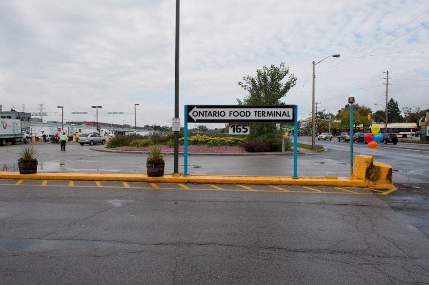 PenguinFreshCAN's tweet photo. Did you know that we source all our fresh food daily from the Food Terminal?

Every day, bright and early we are at the Terminal grabbing the freshest food for you. We sometimes don’t send you what you ordered because well, it just isn’t available or fresh enough. https://t.co/dbITbmbDSw