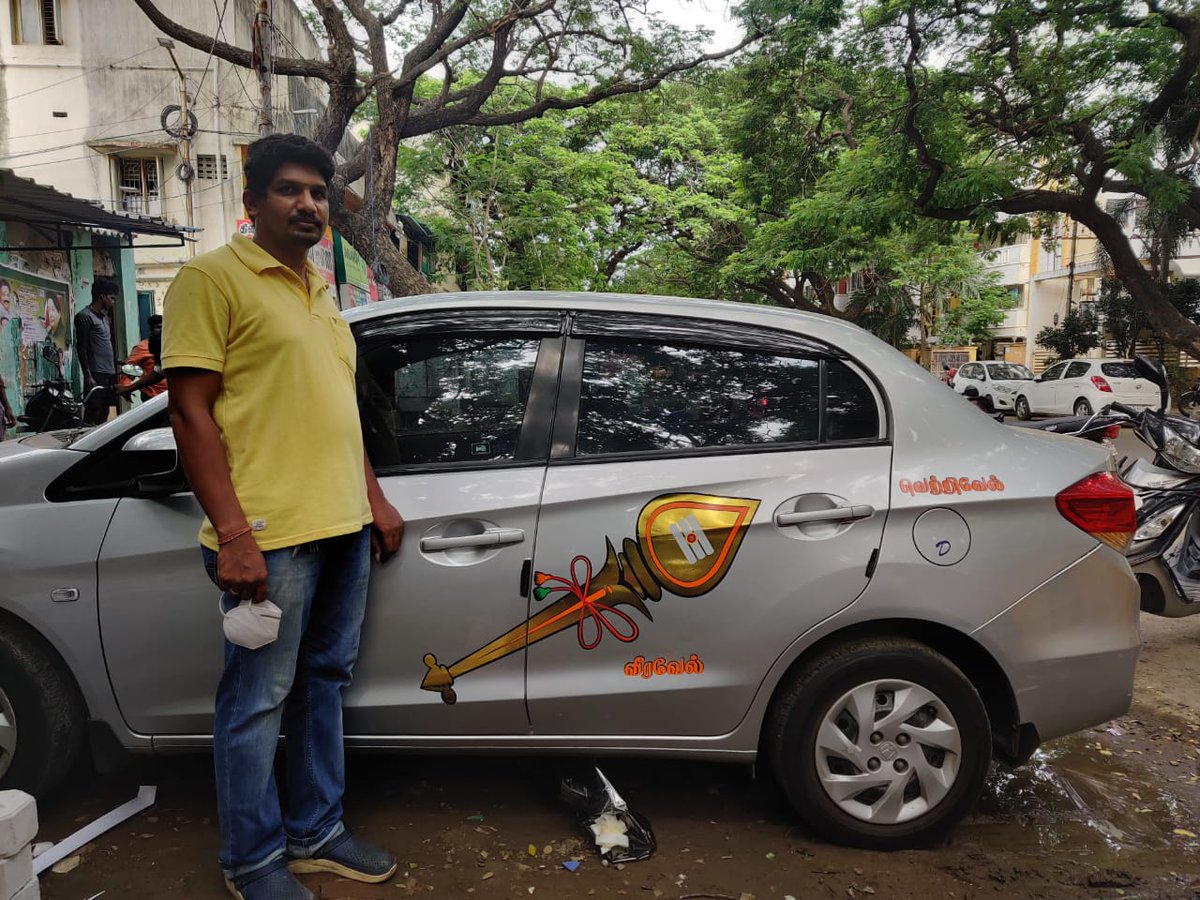 BJP_Mohanaraj's tweet photo. இன்று வேல் பூஜைக்கு முதல் அடியாக  முருகரின் தங்க வேலை எனது காரில் பதித்தேன்.
#வெற்றிவேல்_வீரவேல்

@BJYMinTN
@Bjym4South
@VinojBJP 
@yuvaraj_C_BJP https://t.co/xI5GdGY2bi