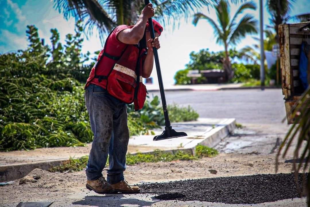 Como parte del plan de mejora y mantenimiento de la imagen urbana de nuestro municipio continuamos con el bacheo de las calles y avenidas de nuestra isla. 
#HagamosFuturo <a href="/IslaMujeresGob/">H.Ayto. Isla Mujeres</a>
