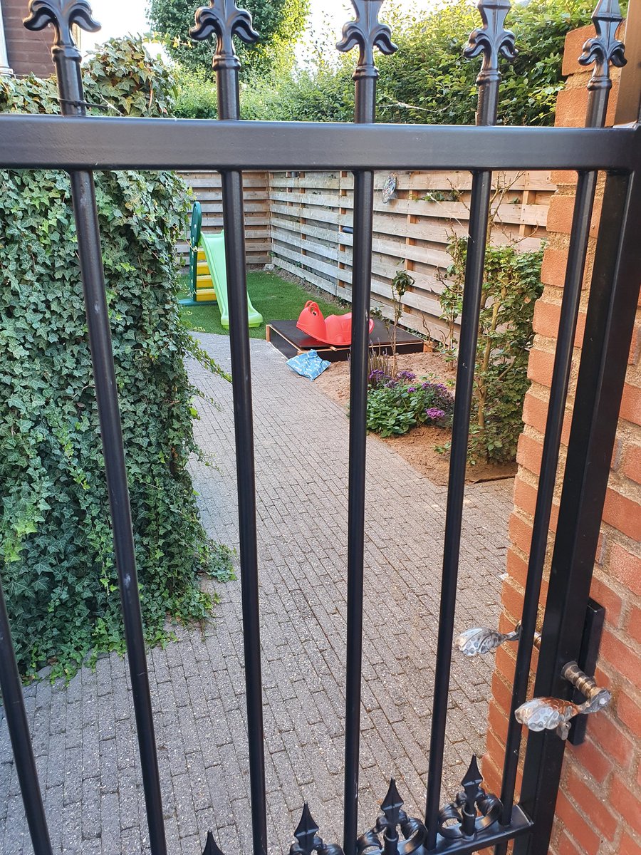 Bedankt @DHLNL voor het 'bezorgen' van mijn pakketje van <a href="/ibood/">ibood.nl</a> middels luchtpost tot ca. 5m achter mijn tuinpoort. Super service wanneer er niemand thuis is. 🤐😠