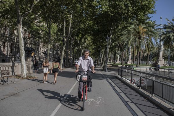 Barcelona was never an obvious candidate to be a bike-friendly city. As one of Spain’s most dense cities, it’s filled with factories and warehouses standing side by side with apartment buildings  https://trib.al/8LLEbdb 