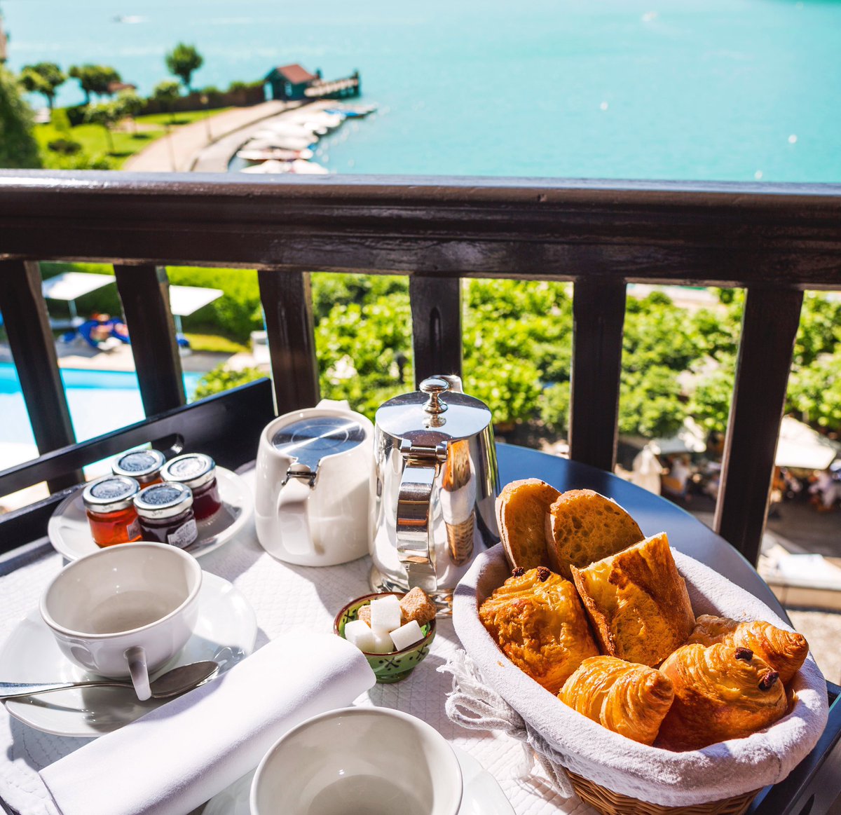 verturesorts's tweet photo. #Breakfast with a #LakeView ?
Yes, this is possible at @cottagebise in Talloires, on the lake of #Annecy.
Link to #VERTU #Lake #Resorts in bio.
.
#verturesorts #vertuhotelsandresorts #vertu #hotels #hotel #resorts #resort #cottagebise #cottagebisetalloires #lakeannecy #talloires https://t.co/o8KYpwYUDH