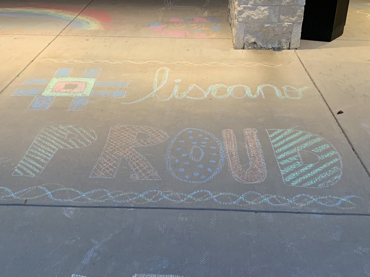 JenaSalomon's tweet photo. Our @LiscanoElem teachers were warmly welcomed by sweet chalked sidewalk messages as they returned to work this morning! We ❤️ our PTA &amp; community!! #LiscanoElem2020 #strongertogether https://t.co/o2uW2b8mLq