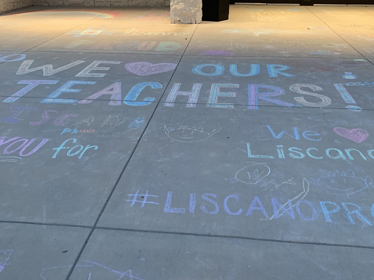 JenaSalomon's tweet photo. Our @LiscanoElem teachers were warmly welcomed by sweet chalked sidewalk messages as they returned to work this morning! We ❤️ our PTA &amp; community!! #LiscanoElem2020 #strongertogether https://t.co/o2uW2b8mLq