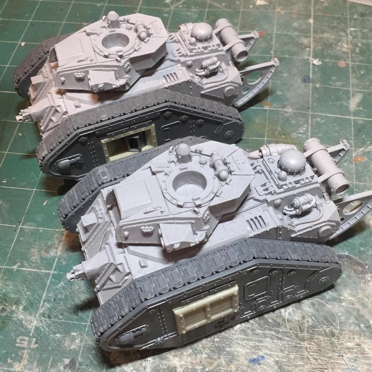 Nearly there with the tanks. Just the turret weapon and hatches to go. Check out my insta story for a poll on whether it should be hatch open (with tank crew) or hatch closed.
.
.
.#warmongers #warhammer40k #warhammer #warhammer40000 #astramilitarum #imperialguard #deathkorps