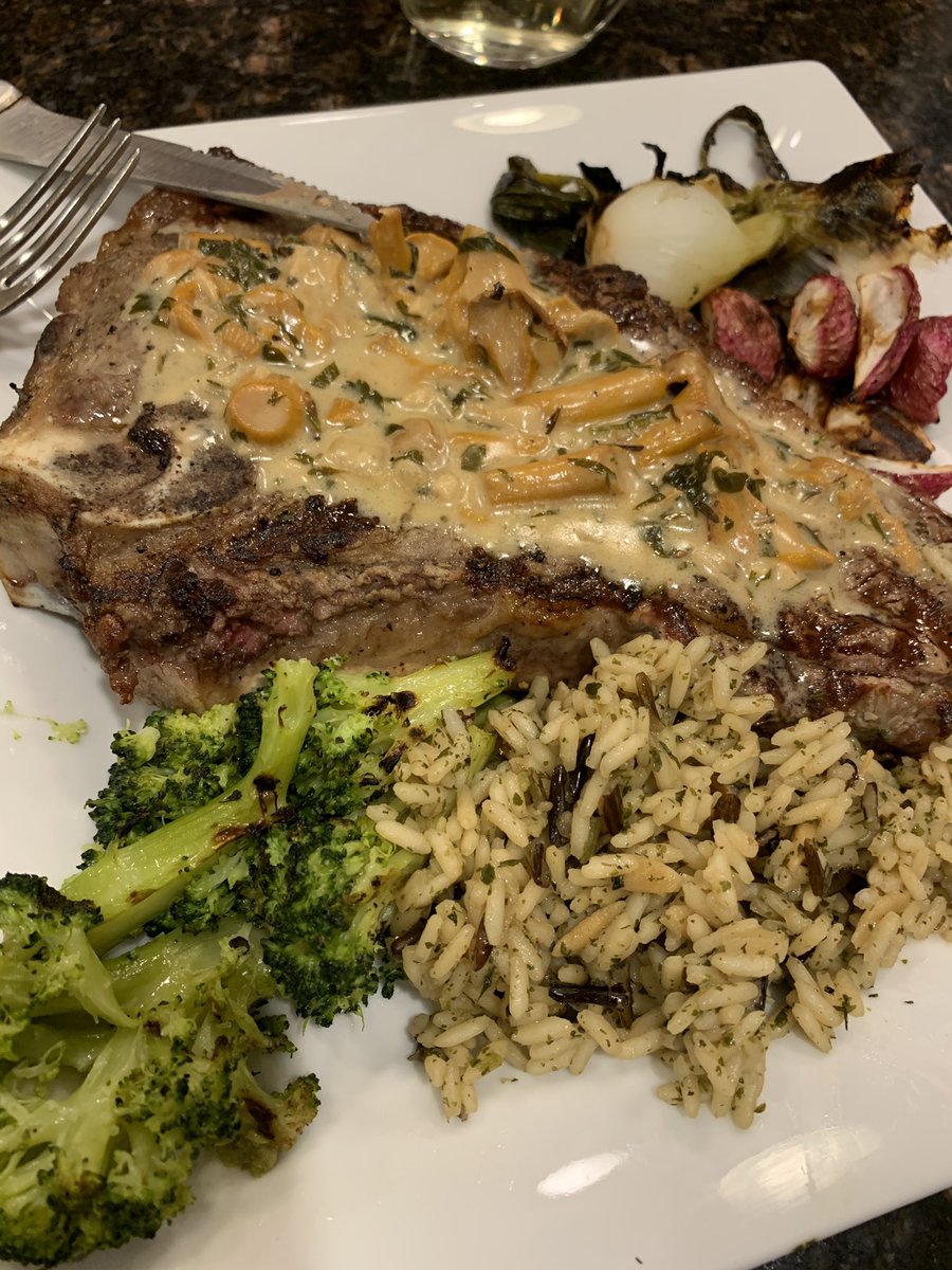 ChefVictorUSA's tweet photo. Bone in Rib eye-steak with chanterelle shroom sauce (fresh forged from the forest), wild rice, grilled broccoli, roasted radish, grilled cebolline onions https://t.co/tm8uaEqnsV
