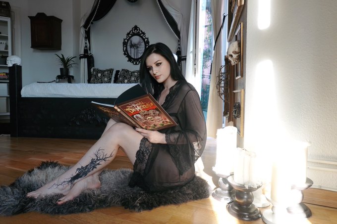 Lazy afternoon with comics ? https://t.co/1SPHVARnhC