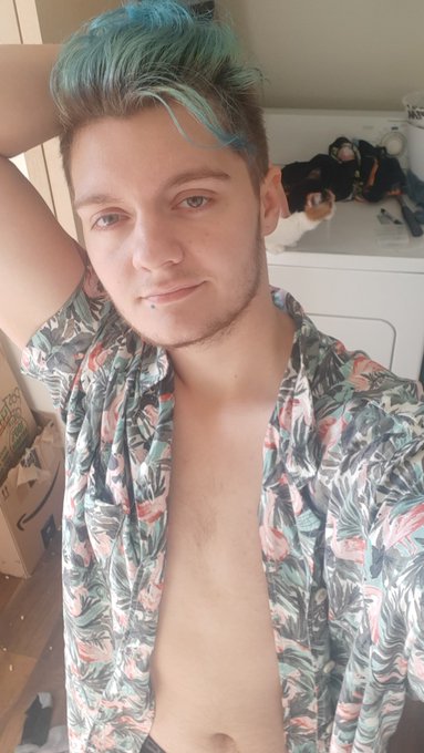 Getting some laundry done before I locate some breakfast. Steve also says hello   🥑 Findom #queerdom<a href="/tag/queerdom"class="tags"><span>#queerdom</span></a>