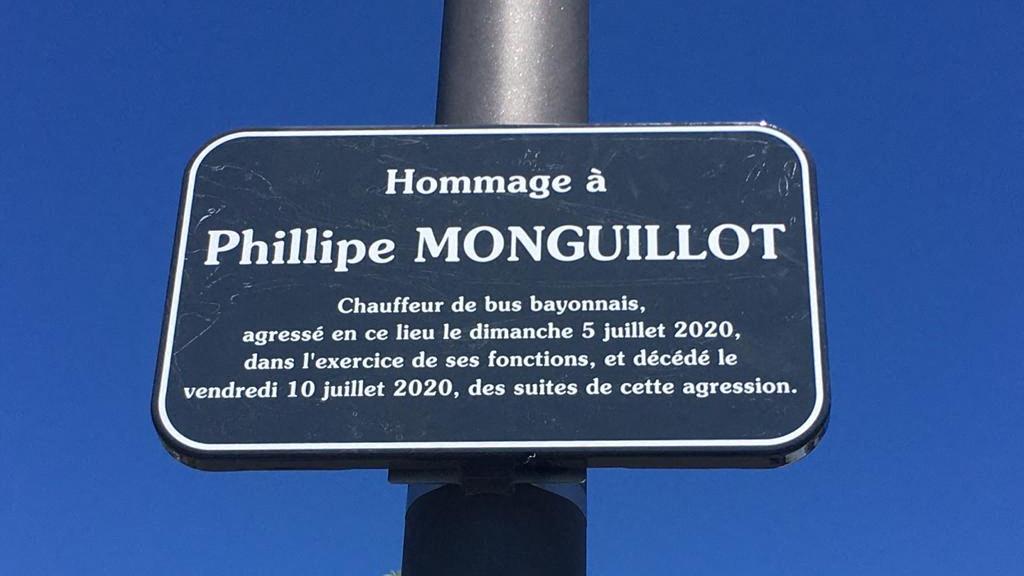 franceinfo's tweet photo. Bayonne : une plaque inaugurée en hommage à Philippe Monguillot, chauffeur de bus mortellement agressé

https://t.co/ZfbLFzzRP5 https://t.co/vToONWcRib