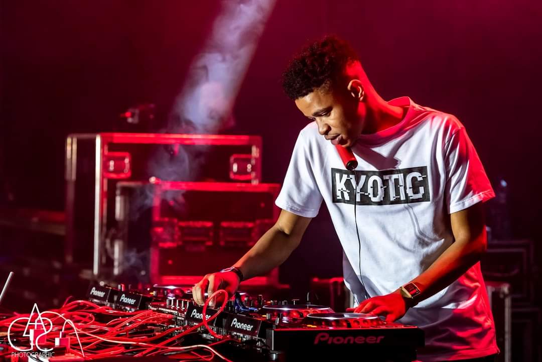 "Our industry is suffering, to all the technicians, sound engineers, lighting technicians, security guards and everyone else in the events/hospitality industry, we're all in this together" ❤️ #LightSARed