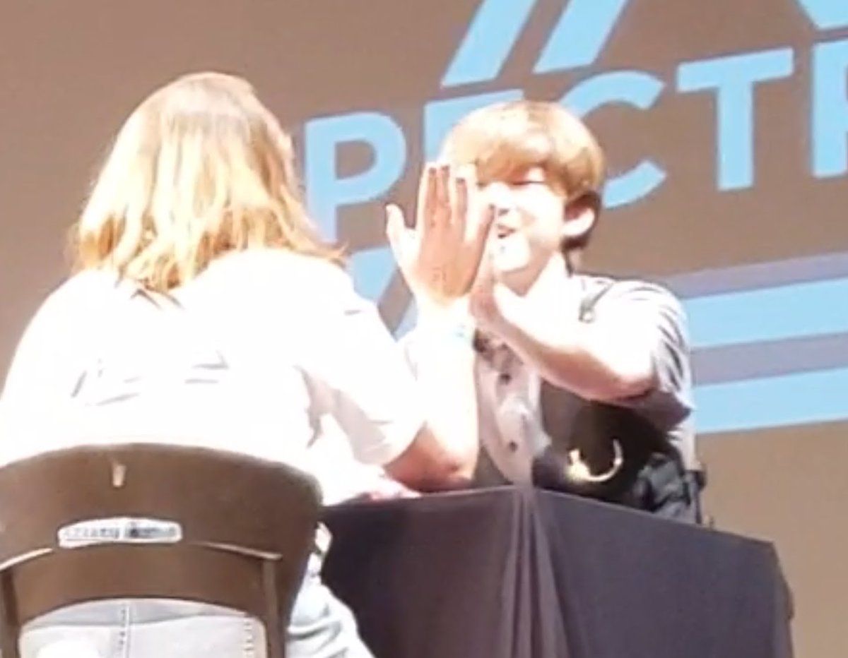 pyxismandy_'s tweet photo. so precious, smiling even tho I wasn't looking at him anymore 👉👈

~ sweet prince charming 🥴🌟❤️

#happy_eunjun_day #eunjun #spectrum

(LQ because they are screenshots from a video ;-;) https://t.co/f3XTzbjxyP