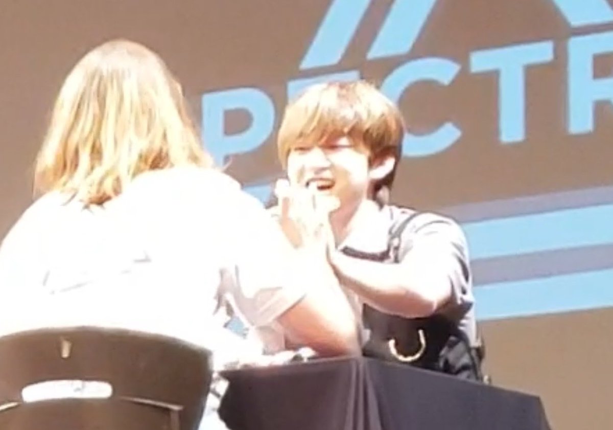 pyxismandy_'s tweet photo. so precious, smiling even tho I wasn't looking at him anymore 👉👈

~ sweet prince charming 🥴🌟❤️

#happy_eunjun_day #eunjun #spectrum

(LQ because they are screenshots from a video ;-;) https://t.co/f3XTzbjxyP