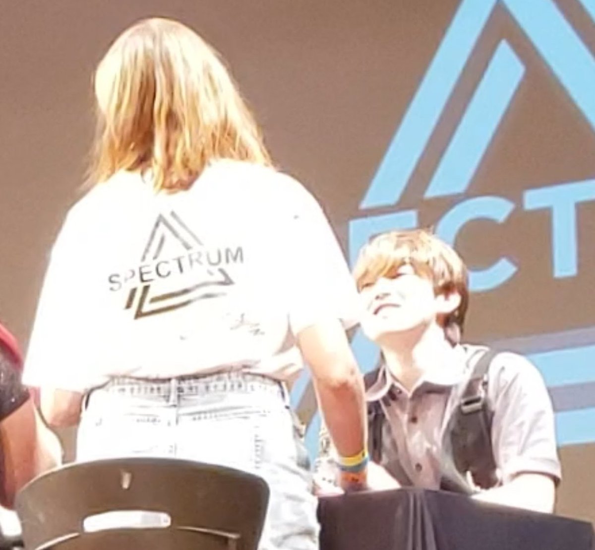 pyxismandy_'s tweet photo. so precious, smiling even tho I wasn't looking at him anymore 👉👈

~ sweet prince charming 🥴🌟❤️

#happy_eunjun_day #eunjun #spectrum

(LQ because they are screenshots from a video ;-;) https://t.co/f3XTzbjxyP