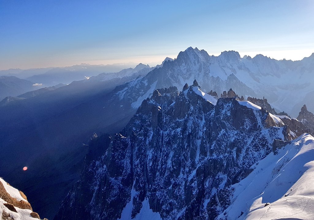 Prendre le premier téléphérique de la journée, à 6h30, avec les Alpinistes pour découvrir un paysage féerique 🤩

L'Aiguille du Midi, 3842 mètres.
#SavoieMontBlanc #Chamonix  #AiguilleDuMidi