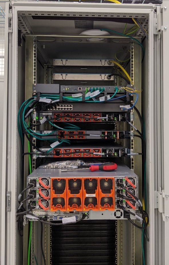 Vincentz_VP's tweet photo. Finally the rebuild/expansion of one of our Frankfurt #PoPs at @Interxion_DE is complete. Pairing @JuniperNetworks #MX204, #MX10k3 and #QFX5k for optimal power effiziency. Total power draw is below 1,5kW for everything. #networking #sexyback #usemorebandwidth https://t.co/UjNcIfglbx