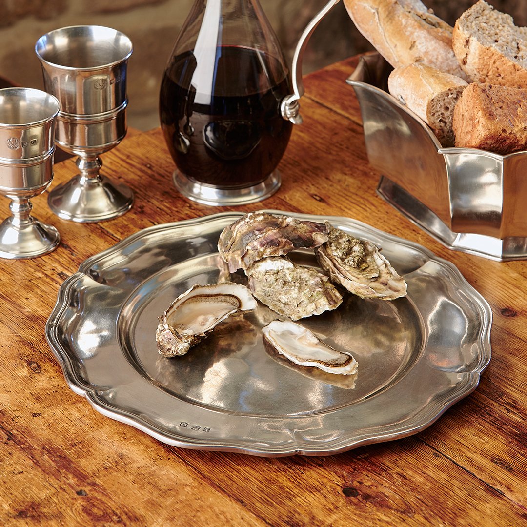 Oi! Oi! #NationalOysterDay is here!
The way to our #hearts is often through our stomachs!!
Long associated with aphrodisiac properties oysters are often thought of as the #Food of #love
Indulge your #Passions be they #pewter, food or love... <a href="/ItalianPewter/">Cosi Tabellini UK</a> italian-pewter.co.uk