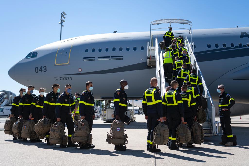 florence_parly's tweet photo. Le premier avion militaire - un A330 Phénix - a décollé en fin d'après-midi de Paris en direction du Liban. https://t.co/vkNIVLUWzd