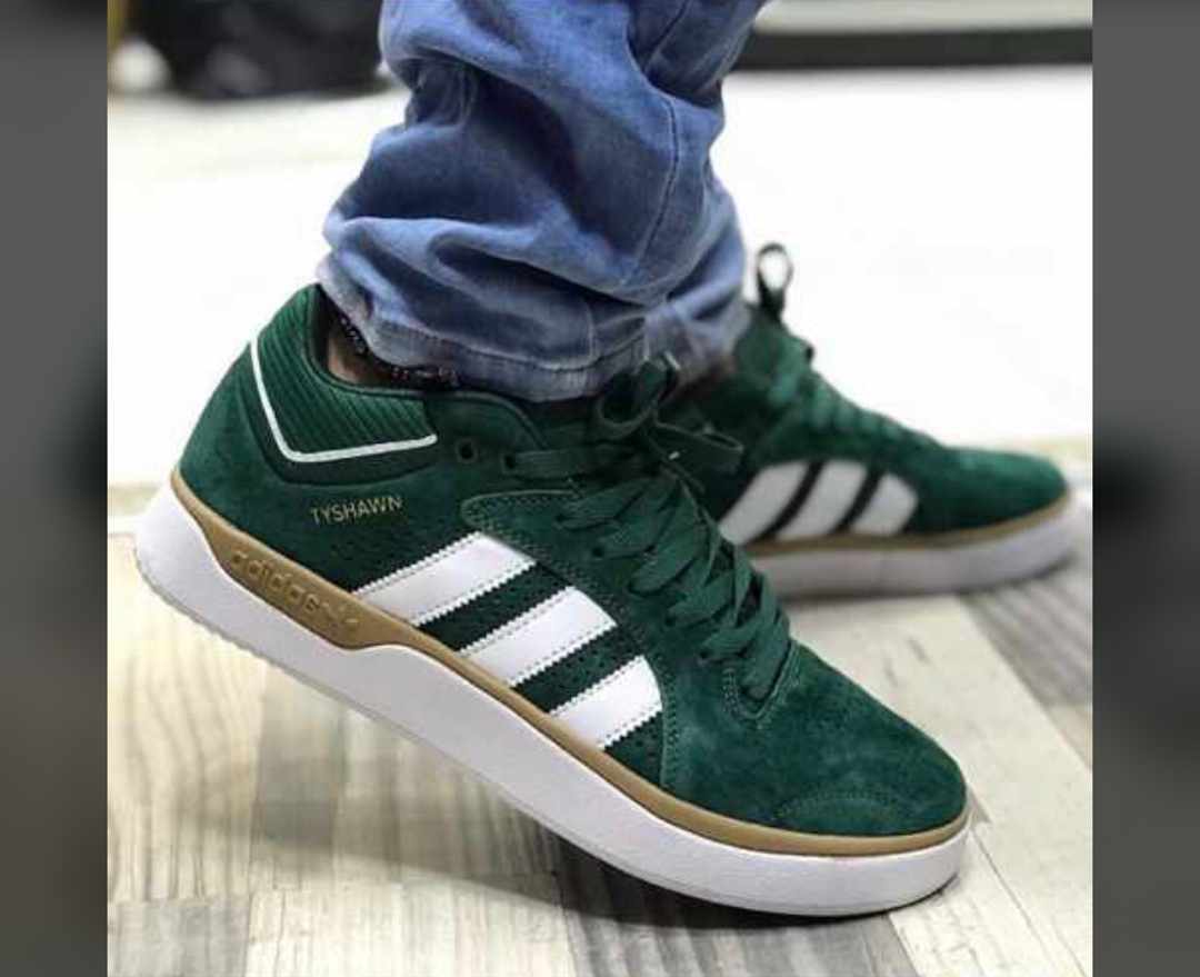 feetbitsneakers's tweet photo. Class A :: Drop your size and tag them🤓 #Offerweek #FeetBit👟 https://t.co/YPUBujCuzY