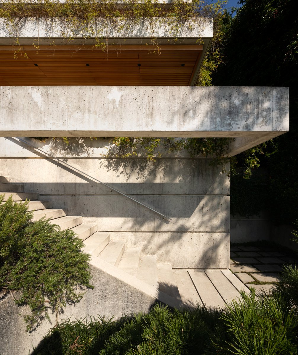 MilkovichArch's tweet photo. A mix of shadows cast on the lower landscape walls, white cement with a touch of warm yellow 📷 @emaphotographi #bushhammer #sandblast #vancouver #vancouvermodern #architecture #pacificnorthwest #pnw #archdaily #nmawestvanhouseone #milkovicharch https://t.co/Kxb8NxQ6VG