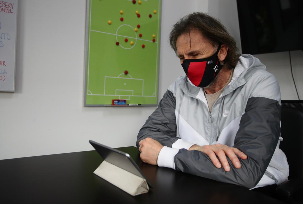 Protegidos con la nueva mascarilla de nuestra <a href="/SeleccionPeru/">La Bicolor</a> 🇵🇪, Ricardo Gareca sigue trabajando con el comando técnico con la mira puesta en el inicio de las Eliminatorias y el seguimiento a futbolistas de la #Liga1Movistar.

Más información ▶️ bit.ly/2PudVP7