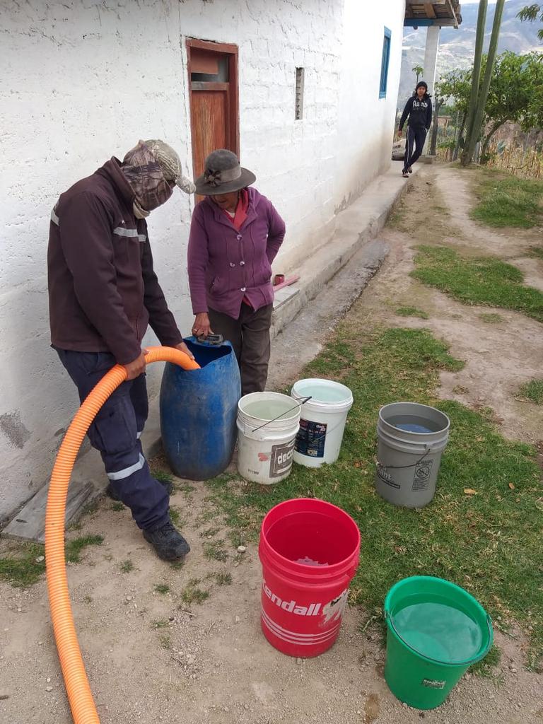Bomberos_Nabon's tweet photo. Realizamos la entrega de agua potable en los sectores de San Isidro de la parroquia el Progreso y en Taro y Casadel de Nabòn.. https://t.co/q84CEy2nkZ