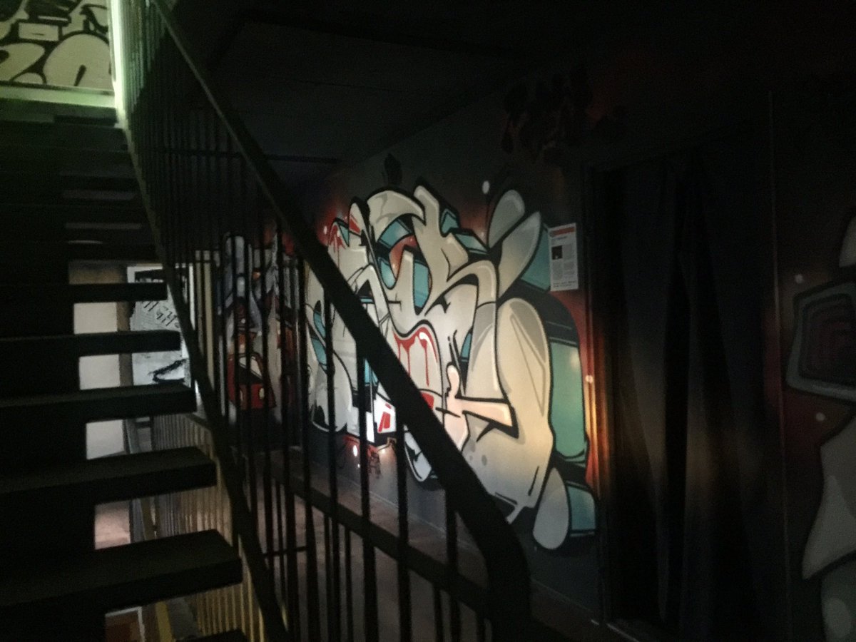 Parhaat läksiäiset kerrostalolle. Aikamoinen yhteistyön kukkanen tämä taiteen kotitalo. Arvostan!  #purkutaide #taidevaltaus #liputantaiteelle