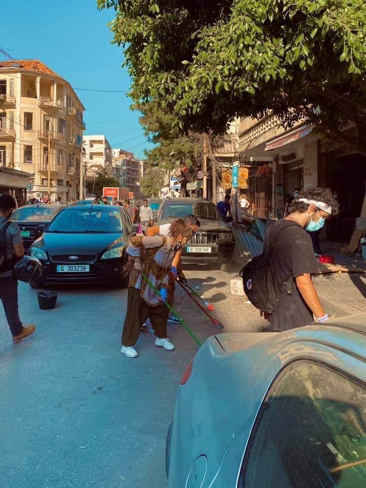 omarfareskh's tweet photo. شعب لبنان العظيم عم ينظف الشوارع من آثار الإنفجار.. هاد أحلى مشهد شفتو اليوم #بيروت https://t.co/CP4psZwveo