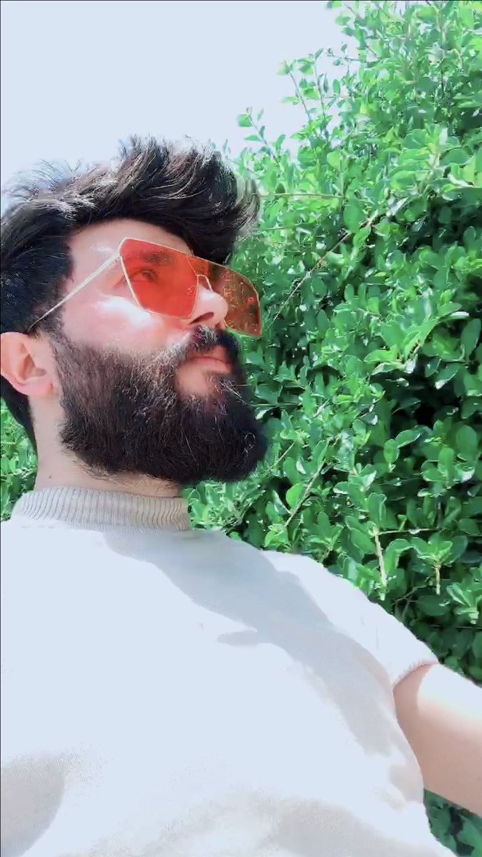AliAtwan21's tweet photo. بـدون بـوس شـباب رجـاءً 😉 https://t.co/8nfQj9Nj7x
