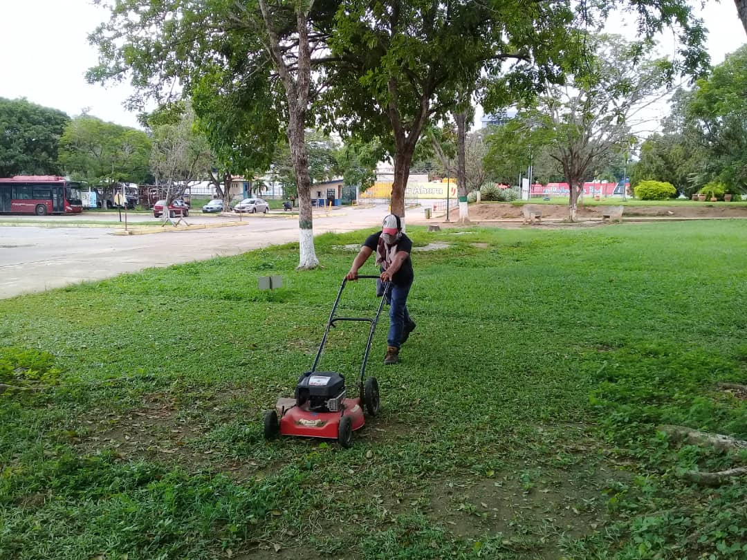 CreacionI_UPT_A's tweet photo. #5Agosto Trabajos de mantenimiento y acondicionamiento de los jardines de la @UPTAragua realizado por los trabajadores guardando las medidas de bioseguridad y el distanciamiento social. @BettysMunoz https://t.co/z24MNlamGH