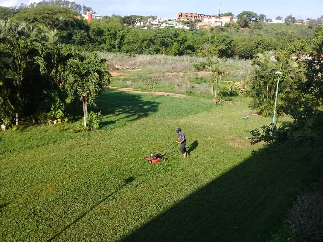 CreacionI_UPT_A's tweet photo. #5Agosto Trabajos de mantenimiento y acondicionamiento de los jardines de la @UPTAragua realizado por los trabajadores guardando las medidas de bioseguridad y el distanciamiento social. @BettysMunoz https://t.co/z24MNlamGH