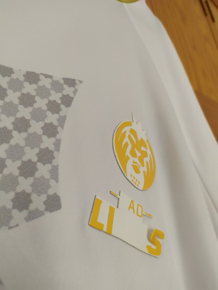 CarAlvRui's tweet photo. Hace dos semanas me compré mi primera camiseta de esports, tras lavarla siguiendo las indicaciones de la etiqueta el escudo se ha despegado y faltan letras. ¿Esta es la calidad de un equipo que está en @LEC ? Me gustaría que @MADLions_LoLES me ofreciera una solución. Difusión pls https://t.co/ol4ykFnjsn