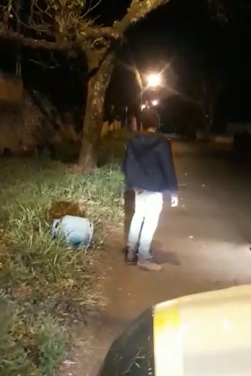 TvfozPR's tweet photo. Na madrugada de Quarta-Feira, 05, por volta das 05h25, à central de vídeo monitoramento flagrou um homem em via publica transportando um botijão de gás. A situação despertou suspeitas devido ao horário. Para  ##tvfoz #fozdoiguaçu #guardamunicipalfoz https://t.co/E4VRcshI1D https://t.co/zxKjHzhXcI