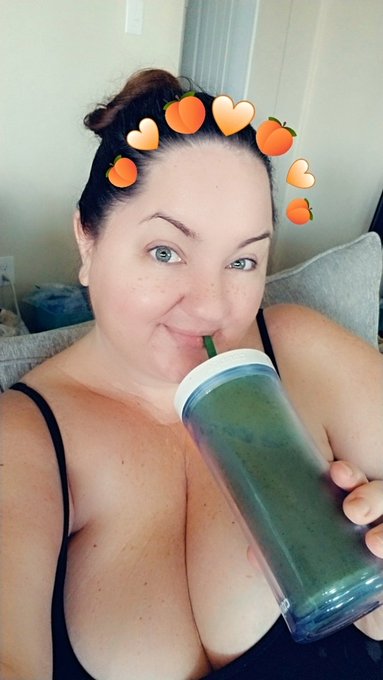 Green smoothies are life. I cannot get enough of these things! I don't usually eat salad, but I'll drink<a href="/tag/tittytuesday"class="tags"><span>#tittytuesday</span></a>