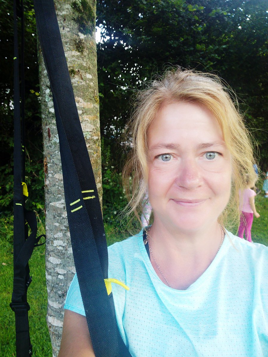 EvaCatDev's tweet photo. TRX in the park with O'Shaughnessy for this evening's session 🙂 #trx #trainwithfriends #traininthepark #WednesdayWellbeing https://t.co/0dfzsHnluv