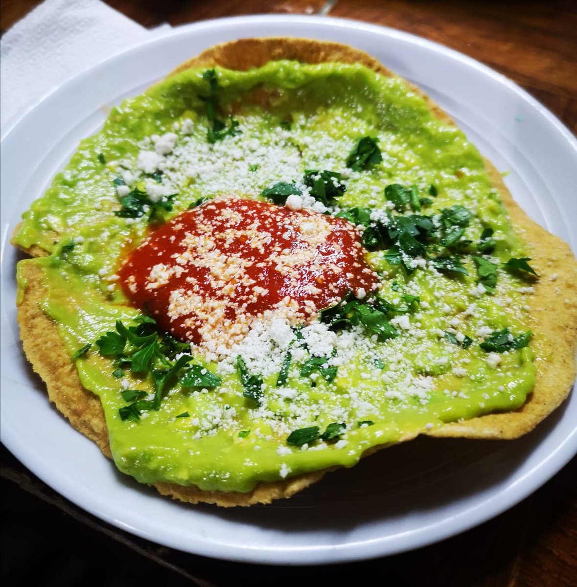 ¡Delicia guatemalteca! Las tostadas de guacamol, salsa o frijolitos son las favoritas. ?? ¿Cuál