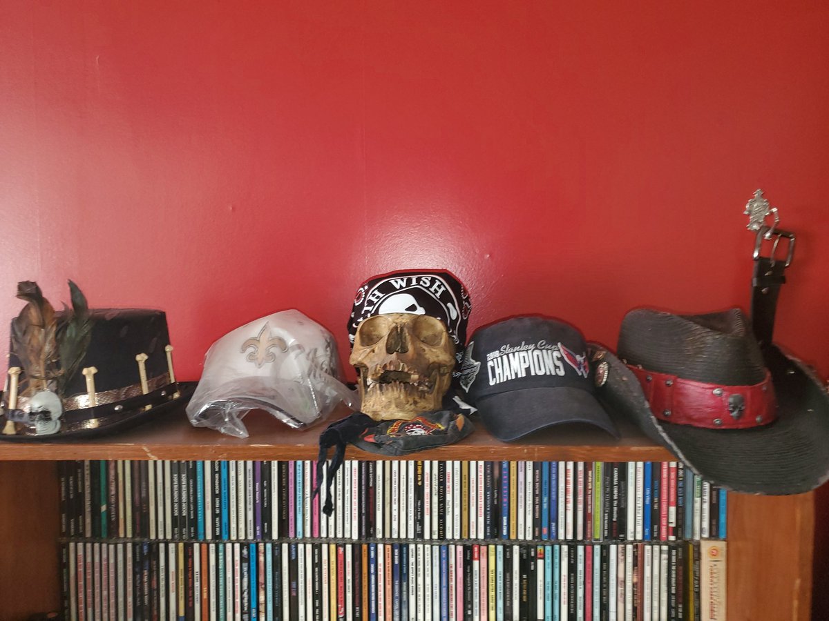 wrongsideoftrax's tweet image. Im like a goth/metal Gaston.
"I use skulls in all of my decorating!"