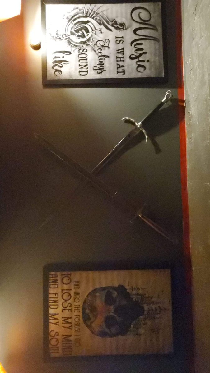 wrongsideoftrax's tweet image. Im like a goth/metal Gaston.
"I use skulls in all of my decorating!"