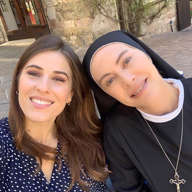 CheDioCiAiuti8's tweet photo. Un ritorno più che gradito sul set di #CheDioCiAiuti6: ricordate di chi si tratta? La nostra @DianaDBOf, insieme ad @ElenaSofiaOf!!! 😍🙏🏻🧡
Cosa combineranno queste due, di nuovo assieme... ⁉️
📸 https://t.co/YHIqjQ3Mjm https://t.co/97h8Tuja6b