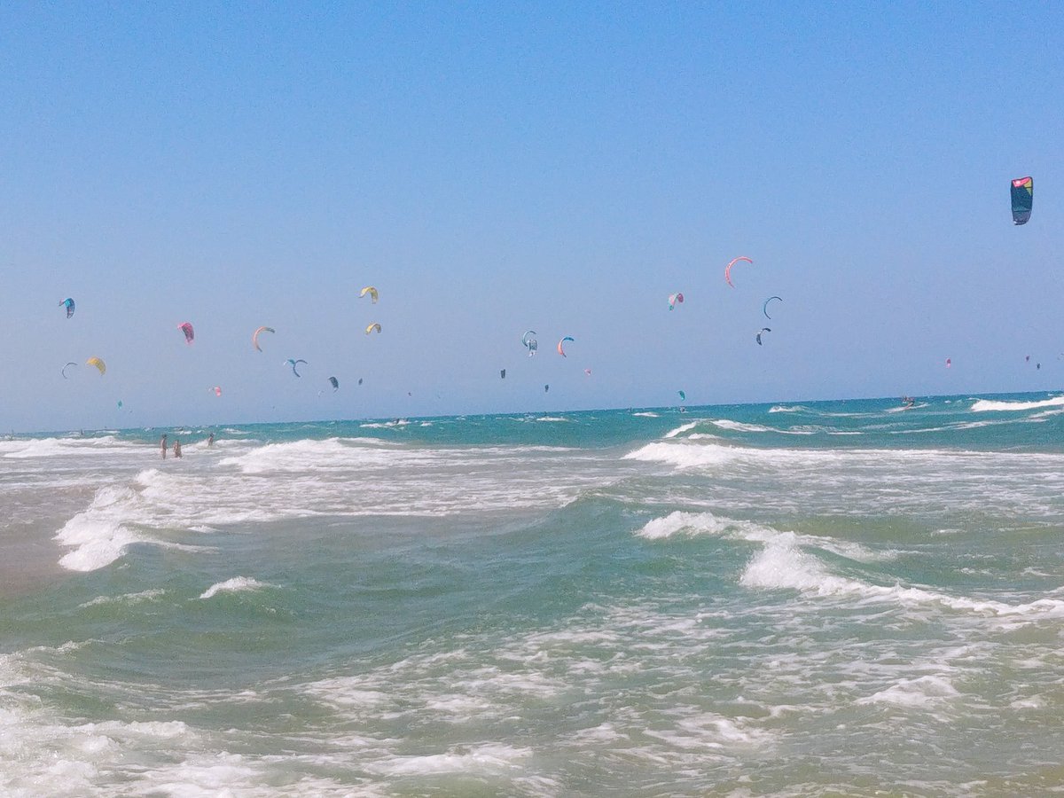 MeteoCullera's tweet photo. 29° de máx en #Cullera y brisas animadas la segunda mitad del día, como podemos ver en las imágenes de hoy, desde el #castillo y el #Dossel, con buen flujo de viento (A. Cortes). Tarde radiante y perspectiva de ascenso de temperaturas para los próx días https://t.co/hqcqYMC9IM https://t.co/U1JYGlotrQ