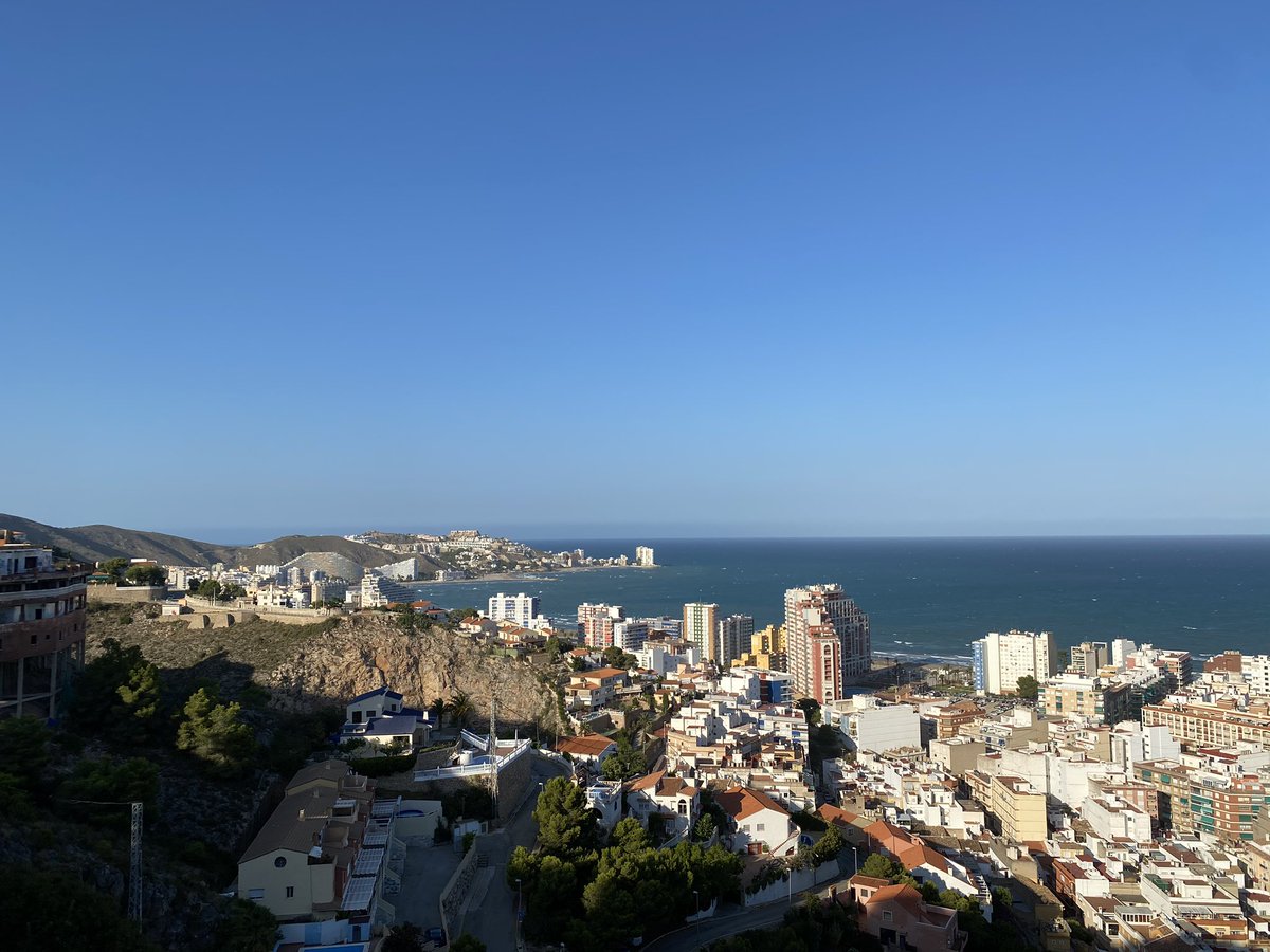 MeteoCullera's tweet photo. 29° de máx en #Cullera y brisas animadas la segunda mitad del día, como podemos ver en las imágenes de hoy, desde el #castillo y el #Dossel, con buen flujo de viento (A. Cortes). Tarde radiante y perspectiva de ascenso de temperaturas para los próx días https://t.co/hqcqYMC9IM https://t.co/U1JYGlotrQ