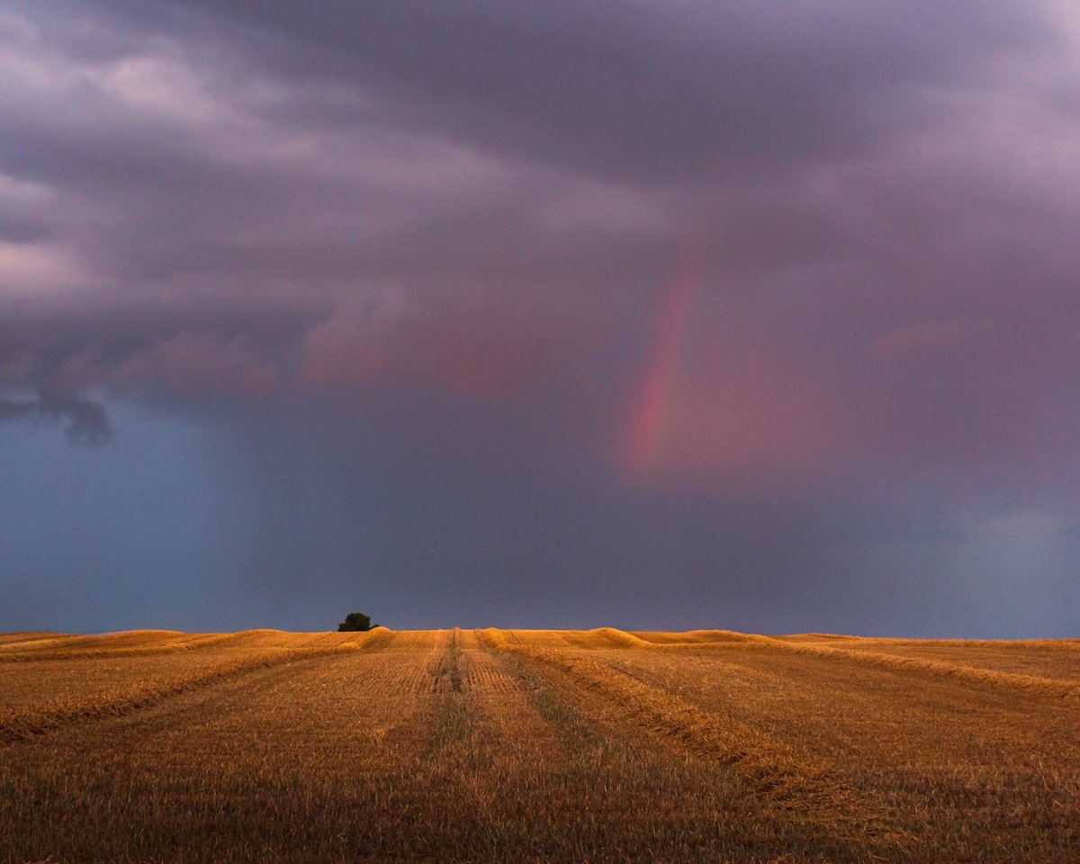 mkench's tweet photo. I just about managed to capture the fading rainbow on Saturday at #merseaisland There’s a portrait crop on my Instagram account @markkench 

#rainbow #StormHour #ThePhotoHour #landscapephotography https://t.co/WK3FTHbkvk