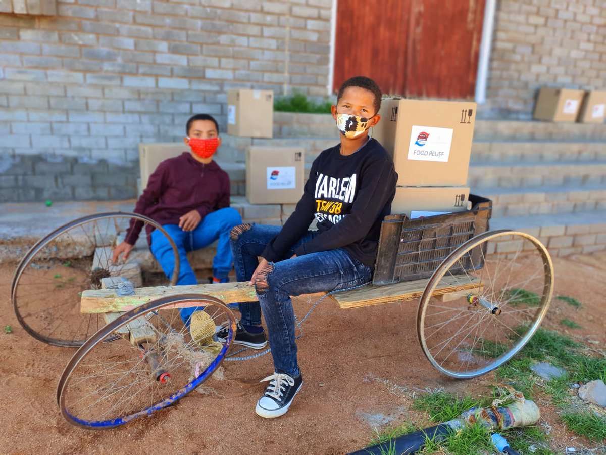 HCIFoundation's tweet photo. The amazing team from @UsikoSTB continuing to serve the communities in the Northern Cape. 150 @TheLunchboxFund food parcels to families in Garies, Tweeriviere and Kheis. All this is possible through your continued support of the #HCIF_Covid19response #eMediaCovid19Fund https://t.co/w38UDjlzKS