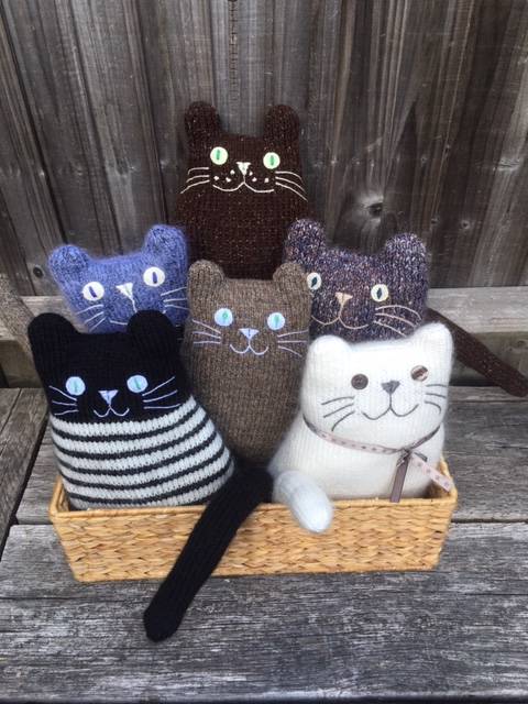 RT @3WoollyOwls We have a selection of knitted cats for everybody - they are soft & fluffy #cats #fluffycats #catcushion #catlovers 
 #inbizhour 
etsy.com/uk/shop/ThreeW…