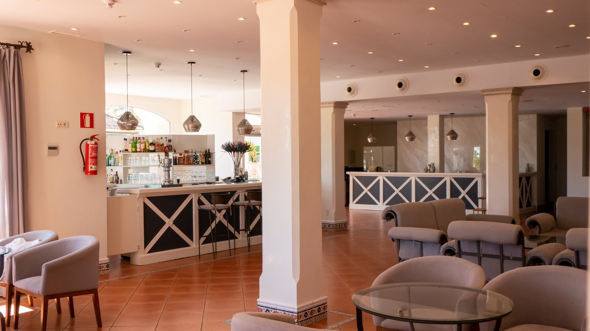 ResortDunas's tweet image. Nuestro equipo trabaja cada día para poder garantizaros una estancia segura✅

Distancia de seguridad, mascarillas, limpieza y desinfección son parte de la rutina diaria de @ResortDunas 
 
Si quieres sentirte como en casa a pocos metros de la playa de #Matalascañas, te esperamos.