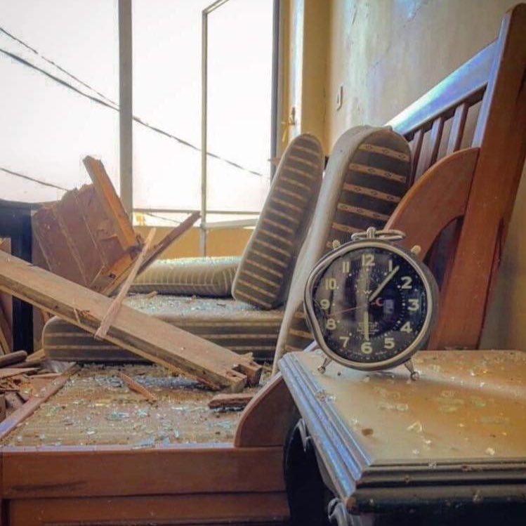 و من بعدها وقف فينا الوقت.. 
٤ آب ، ٦:٠٧ م ، بيروت