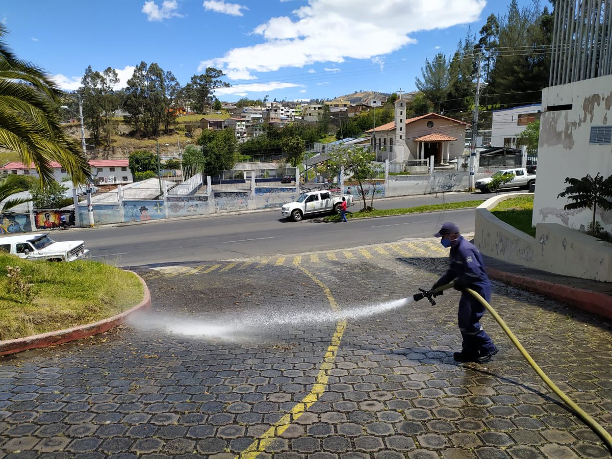Se realiza baldeo en el Hotel Tambo Libertador donde funcionará un albergue para personas contagiadas con  COVID-19, en coordinación con el Ministerio de Salud y la Dirección de Medio Ambiente del GAD municipal