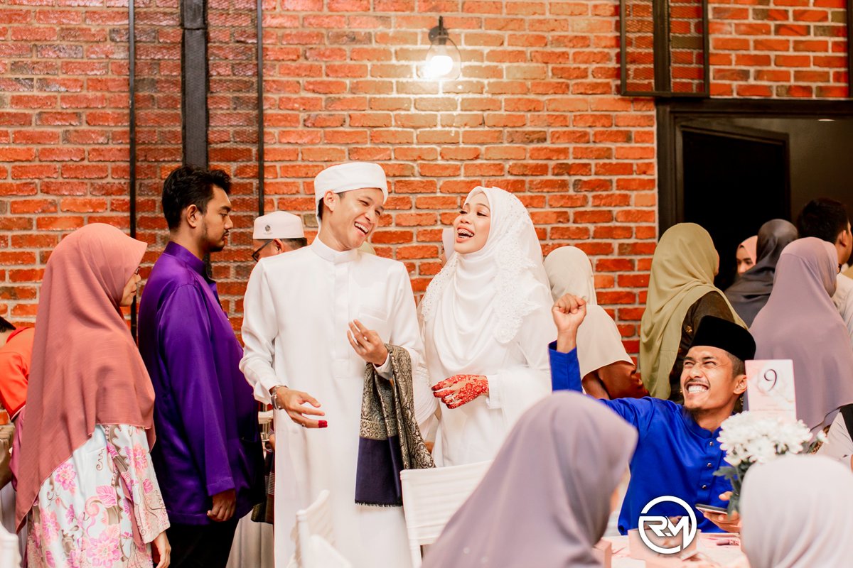 Pengantin jenis ini kebiasaanya, majoriti mereka memang taknak kreatif shot main tarik-tarik dengan bridesmaid, suami pakai tiara, isteri pakai tengkolok ke, nak cubit-cubit pipi semua tu.Bagi mereka shot candid dan yang main (wajib) sudah cukup.Contoh candid :