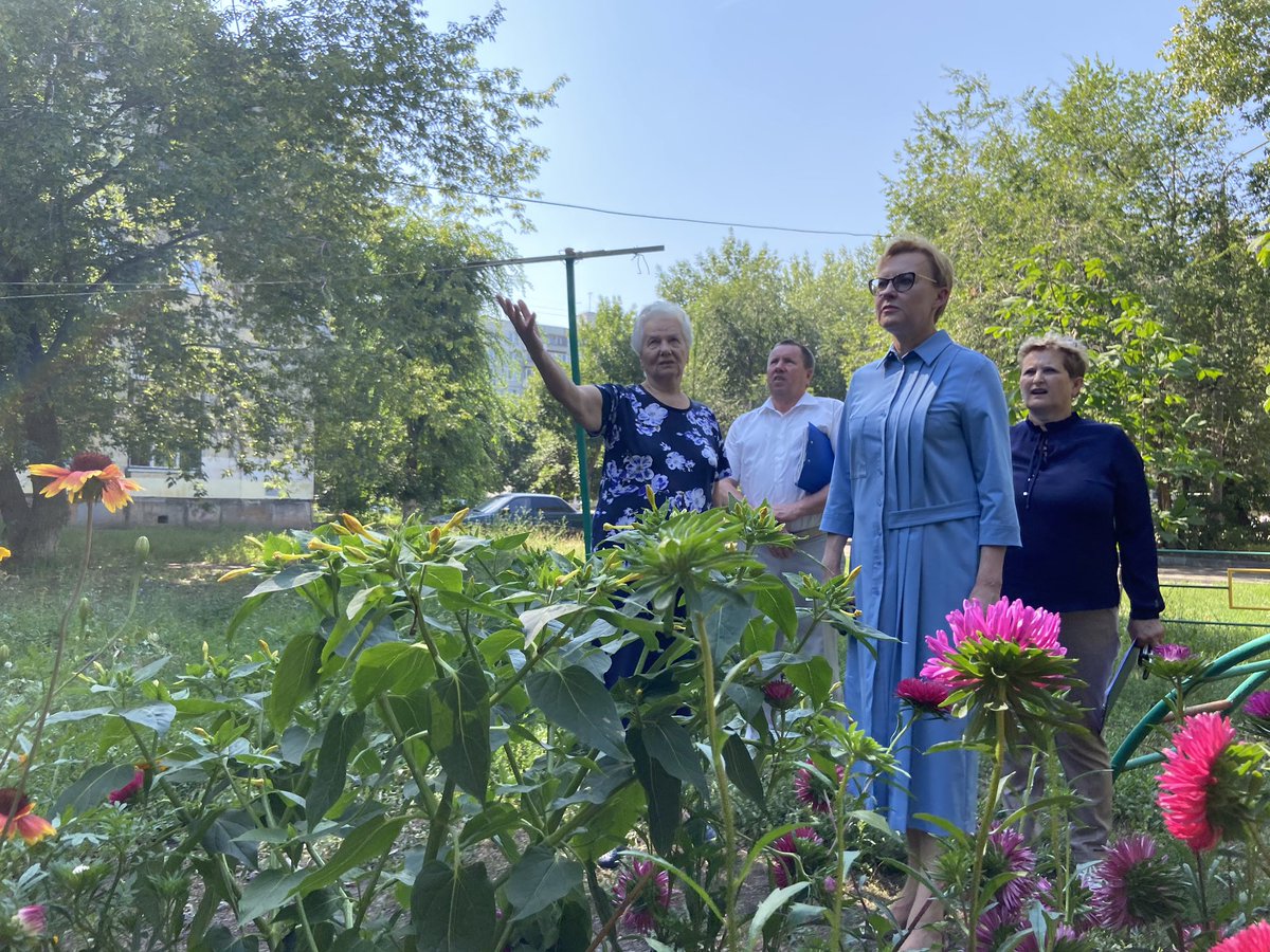 samara_in's tweet photo. ☝️В Куйбышевском районе решится проблема покоса травы, благоустройства дворов и горячего водоснабжения. Поручения районной администрации и ответственным структурам даны по итогам объезда района Главой города @E_Lapushkina. Подробнее: ➡️ https://t.co/XiaNf8Sr8Q https://t.co/jE5bLoHDH6
